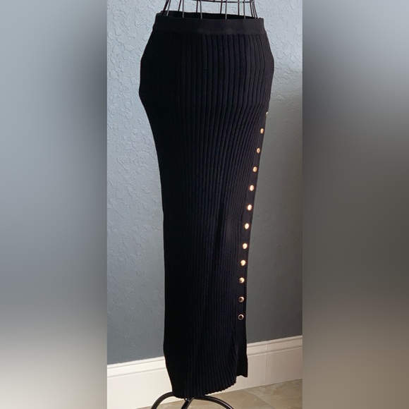 New long skirt with adjustable height slit - Picture 1 of 4